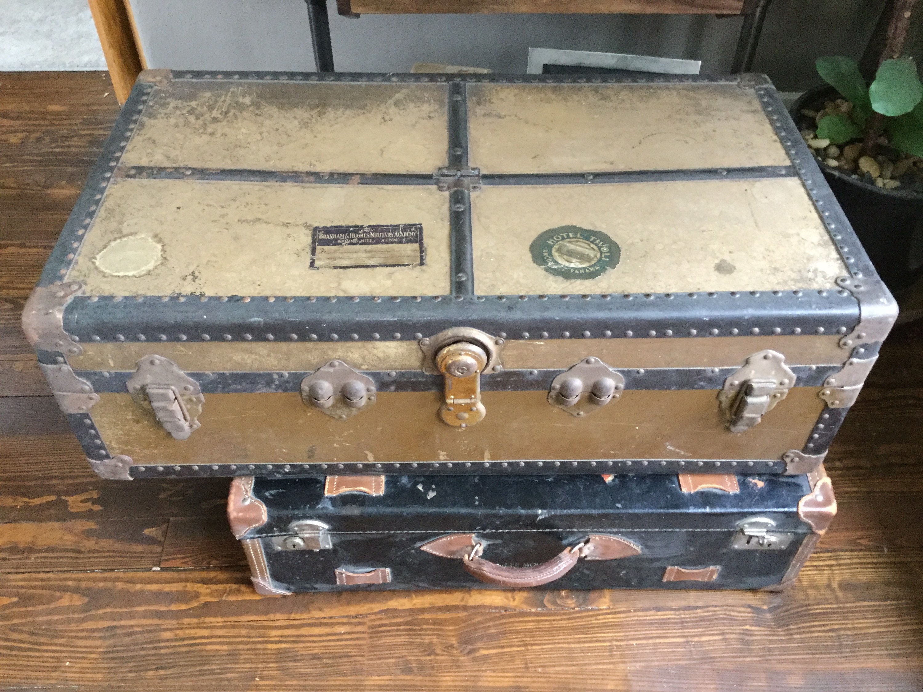 1947 Vintage Foot Locker Trunk WWII Era Authentic WITH TRAY FOR DISPLAY  RESTORE