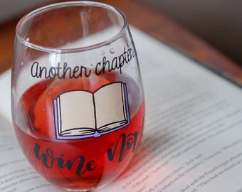 Book Wine Glass / Book Lover Gift / Book Gifts / Reading Quotes / Bookworm Gifts / Book Quotes / Book Lover / Wine Glass / Hand Painted