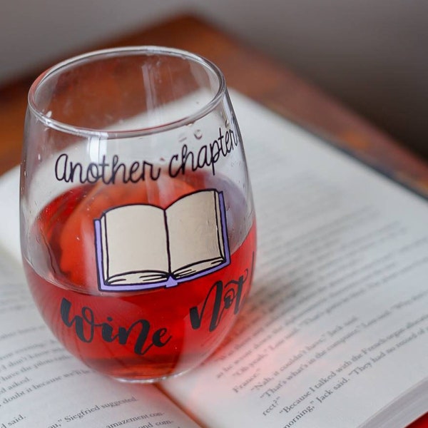 Book Wine Glass / Book Lover Gift / Book Gifts / Reading Quotes / Bookworm Gifts / Book Quotes / Book Lover / Wine Glass / Hand Painted