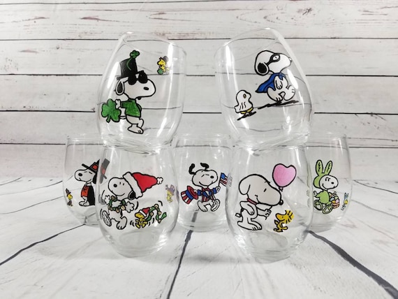 Camping Snoopy Glass / Snoopy Wine Glass / Snoopy Gift / Snoopy Birthday /  Snoopy Decor / Snoopy Decorations / Peanuts Gang / by the Fire 