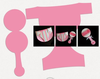 Puede incluir: Un pelele rosa para bebé con un sonajero y una tarjeta de pañal. La tarjeta de pañal tiene un patrón de rayas rosas y azules con flores blancas. El sonajero es rosa con lunares blancos y un lazo rosa.