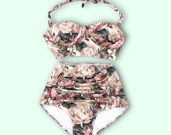 Wunderschöner Bikini mit Rosenblumenmuster – Bustier-Stil in sanften Pastelltönen – handgefertigt aus recyceltem, umweltfreundlichem Stoff – einzigartig und schmeichelhaft!