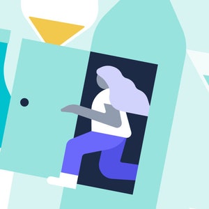 Puede incluir: Una persona con el pelo largo morado está corriendo fuera de una puerta. La puerta está en un fondo azul y blanco con una botella de vino y una copa de martini.