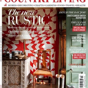 K&ouml;nnte beinhalten: Ein Magazin-Cover f&uuml;r Country Living mit dem Text "The new Rustic" in gro&szlig;en, fetten Buchstaben. Das Cover zeigt eine rot-wei&szlig;e Steppdecke, einen Holzstuhl und einen Holztisch mit einem geschnitzten Design. Das Magazin-Cover enth&auml;lt auch Text &uuml;ber moderne Landhaus-Renovierungen, sp&auml;te Bl&uuml;her f&uuml;r die Herbstfarbe und fruchtige Torten und Crumbles, die neu erfunden wurden.