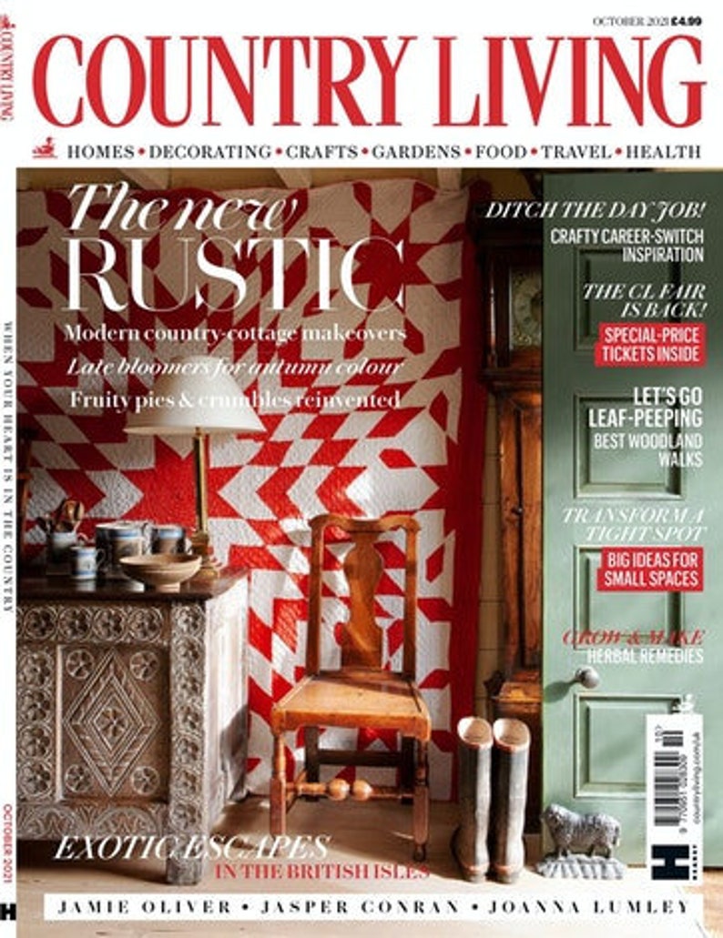 K&ouml;nnte beinhalten: Ein Magazin-Cover f&uuml;r Country Living mit dem Text "The new Rustic" in gro&szlig;en, fetten Buchstaben. Das Cover zeigt eine rot-wei&szlig;e Steppdecke, einen Holzstuhl und einen Holztisch mit einem geschnitzten Design. Das Magazin-Cover enth&auml;lt auch Text &uuml;ber moderne Landhaus-Renovierungen, sp&auml;te Bl&uuml;her f&uuml;r die Herbstfarbe und fruchtige Torten und Crumbles, die neu erfunden wurden.