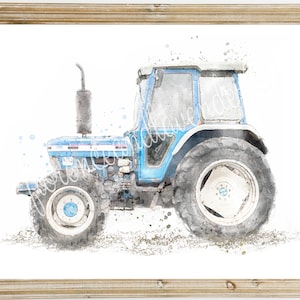 K&ouml;nnte beinhalten: Ein Aquarellbild eines blauen Traktors auf wei&szlig;em Hintergrund. Der Traktor hat eine wei&szlig;e Kabine und einen schwarzen Auspuff. Der Traktor ist von blauen und grauen Aquarellspritzer umgeben.