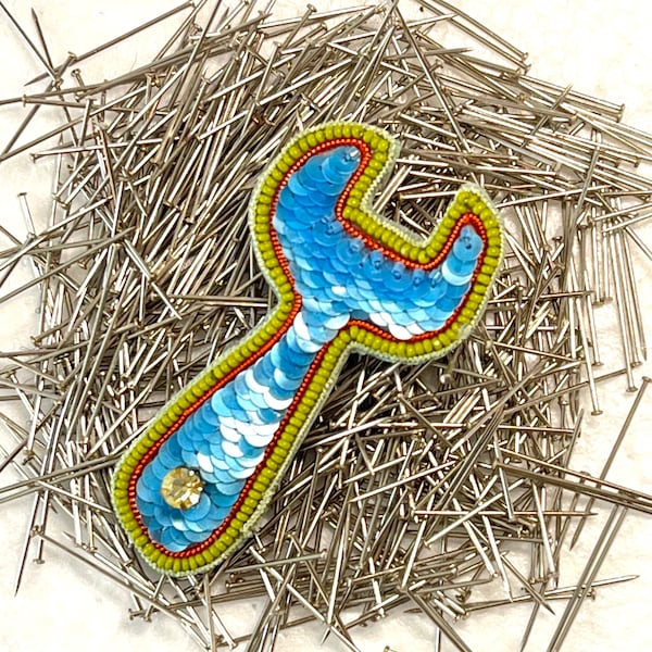 OBJETS 23 | Clé #4 en broche bleu ciel 2023 (broderie à la main)