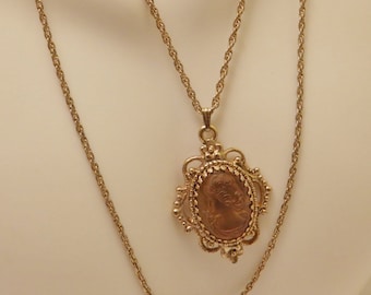 Vintage Gold Tone Cameo Glass Pendant Necklace