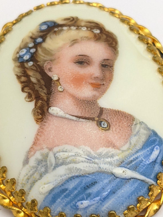 Broche Ancienne Limoges Porcelaine - Dame Au Chapeau Et Prétendant - Années Folles