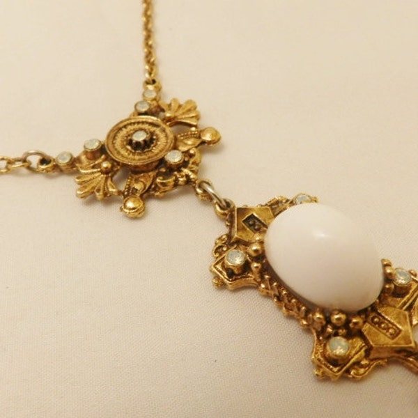 Collier pendentif en verre blanc Vintage Style victorien