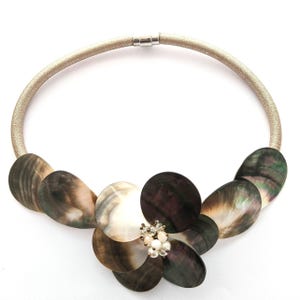 Mother Of Pearl Beaded Choker Necklace, Vintage 80s Floral Shell Collar Necklace, Vintage Mother Of Pearl Jewelry