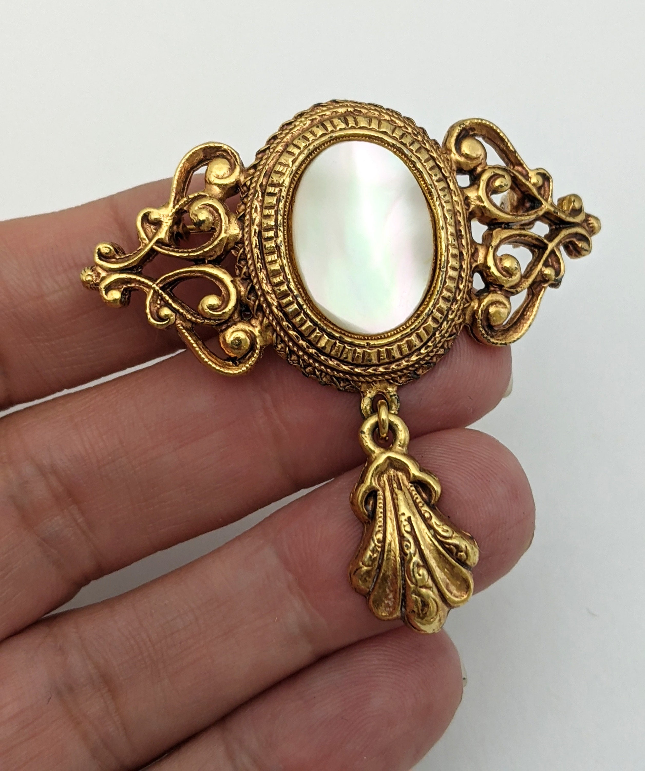 FLORENZA フロレンザ ゴールドカラー ブローチ Signed Florenza Gold Tone Dangling Brooch, Vintage Gold Tone