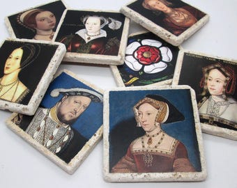 Puede incluir: Un conjunto de posavasos cuadrados de piedra con retratos históricos de figuras de la era Tudor y un emblema de rosa roja y blanca. Cada posavasos tiene un borde rugoso y texturizado y una superficie impresa lisa con pinturas detalladas.