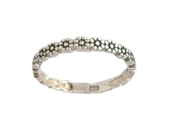 Daisy ring in 925 sterling silver / Stackable ring with daisy flower Boho chic ring for women / ring with mini chamomile flowers
