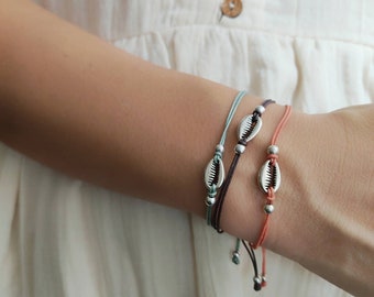 Thread bracelet with cowrie shell in zamak