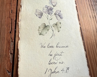 Pintura de acuarela de flor violeta silvestre, pintura original sobre papel de acuarela de algodón vintage hecho a mano, arte de verso de caligrafía de 1 Juan 4:19