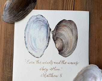 Mateo 8, Pintura original en acuarela de 9x9 cm con forma de concha de almeja, Hasta el viento y las olas le obedecen.