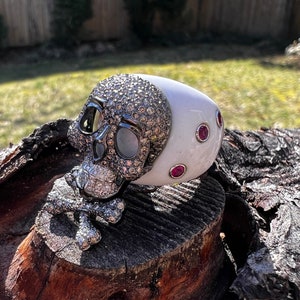 Bague tête de mort diamant, bague dôme en émail blanc, bague tête de mort et os croisés