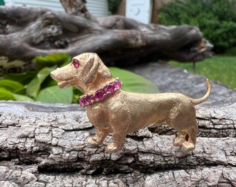 金メッキのダックスフンドブローチ：犬好きへのエレガントな贈り物