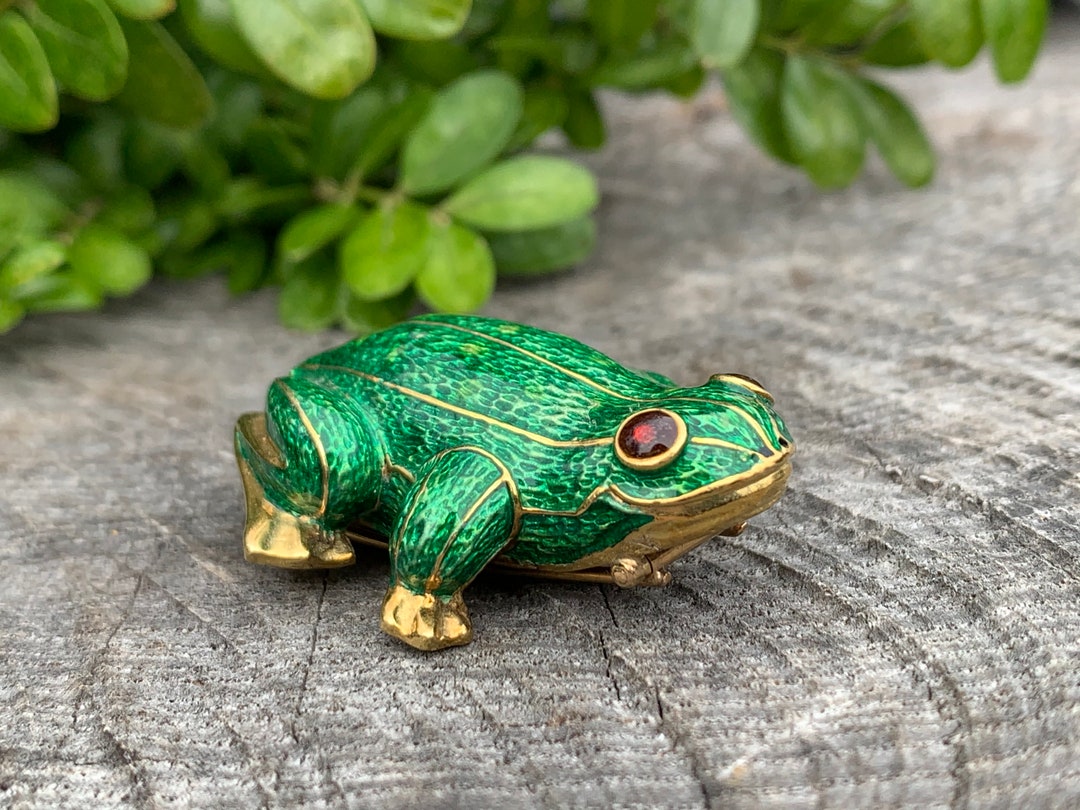 enamel frog frog necklace