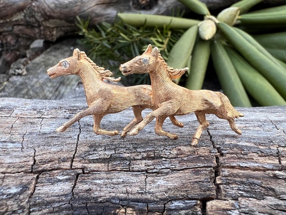 14k gold horse pin - Gem
