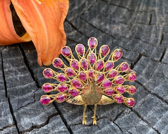 グロッセ　孔雀デザインの金色ブローチ 孔雀のブローチ、鳥のブローチ、金の孔雀のピン、ルビーの孔雀の