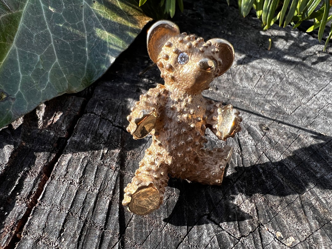 MaxMara ⭐︎極美品⭐︎ゴールド ブローチ M字クマモチーフ MaxMara ⭐︎極美品⭐︎ゴールド ブローチ M字クマモチーフ