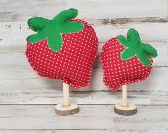 Fragole in tessuto su supporto in legno / Decorazioni primaverili in stile fattoria / Vassoio a più livelli con fragole / Bar del caffè alla fragola