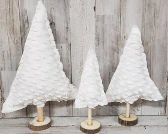 Julgranar i chenilletyg, chenilledekor, bondgårdsvinterdekor, bondgårdsjuldekor, julmantel, vintermanteldekor