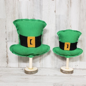 Leprechaun Hat On wooden Stand, St Patrick&#39;s Day Decor, Irish Decor, St. Patricks Day Tiered Tray, Green Decor, St Patty&#39;s Day Decor, Mantel