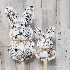 Zwarte Bloemen Stof Bunny Decor / Zwart-Wit Floral Bunny / Easter Mantel Decor / Farmhouse Easter Decor / Spring Decor / Buffalo Bunny