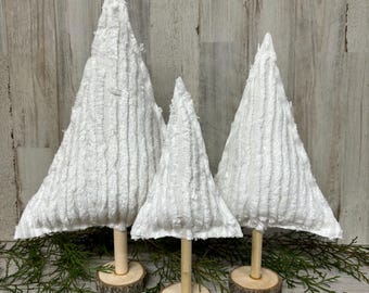 Julgranar i chenilletyg, chenilledekor, bondgårdsvinterdekor, bondgårdsjuldekor, julmantel, vintermanteldekor