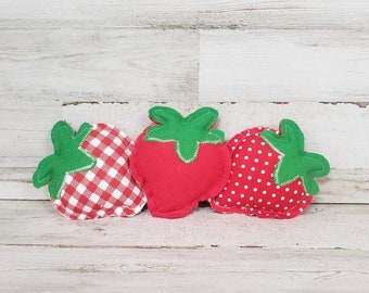 Set di 3 mini fragole in tessuto / Decorazioni primaverili in stile rustico / Vassoio a più livelli con fragole / Riempitivo per ciotole con fragole / Fragole di peluche / Angolo caffè primaverile