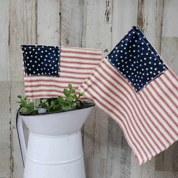 Drapeaux en tissu / Farmhouse Cottage American Mini Flags / Old Glory Flag / Memorial Day Decor / 4th July decor / Tier Tray Decor