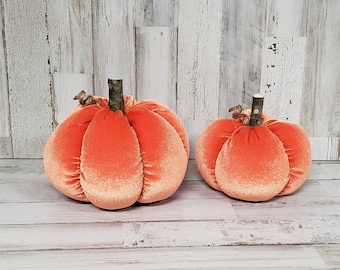 Handgjorda orange sammetspumpor, höstpumpor i sammet, höstdekorationer, höstdekor i bondgård, höstdekor i sammet, tyggpumpor