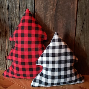 K&ouml;nnte beinhalten: Zwei Kissen in Weihnachtsbaumform, eines in rot-schwarzem Buffalo-Karomuster und eines in schwarz-wei&szlig;em Gingham.