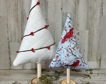 Alberi di Natale in tessuto, albero di Natale con cardinali innevati e bacche, decorazioni natalizie in stile fattoria, albero di Natale trapuntato, decorazioni invernali