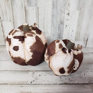 Calabazas de tela de vaca / Decoración de otoño de granja / Decoración de repisa de otoño de granja / Decoración de vaca / Decoración de gamuza de vaca / Decoración de otoño de granja / Vaca de tela