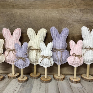 Chenillekonijntjes op houten standaard / Chenille-decor / paasmanteldecor / boerderij paasdecor / lentedecor / neutrale paasmantel