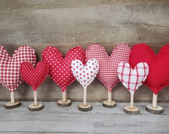 Coeurs en tissu sur support en bois, décor de cheminée de la Saint-Valentin, décor de ferme de la Saint-Valentin, bar à café de la Saint-Valentin, cottage Saint-Valentin, décor de la Saint-Valentin