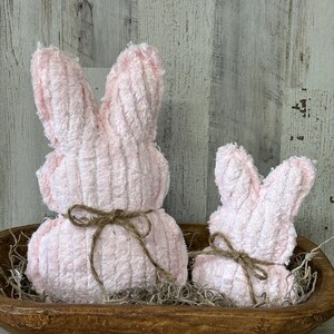 Roze chenillekonijn / chenilledecor / paasmanteldecor / boerderij paasdecor / lentedecor / neutraal Pasen / ladevuller