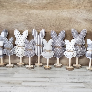 Grijze Polka Dot Stof Bunny Decor / Grijze Buffalo Plaid Bunny / Easter Mantel Decor / Boerderij Easter Decor / Lente Decor / Grijze Bunny