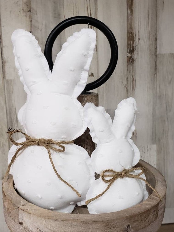 Coniglietti in tessuto bianco / Decorazioni per cottage / Decorazione per  mantello di Pasqua / Decorazioni per la casa colonica per la Pasqua /  Decorazioni primaverili / Pasqua neutra / Riempitivo per vassoi di livello  -  Italia