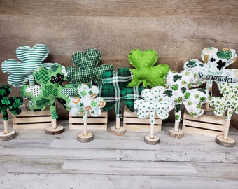 Tygkamrar på träställ / Plyschkamrar / Hyllställ med kamrar / Manteldekor till St. Patrick's Day / Lantlig St. Patrick's-dekor