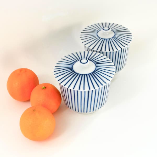 Vintage paar gestreepte Tokusa-porseleinen theekopjes met deksel