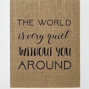 UNFRAMED il mondo è molto tranquillo senza di te intorno / Burlap Print Sign 8x10 / Rustic Memorial Loved One Wedding Memorial