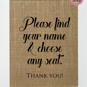 UNFRAMED Por favor encuentre su nombre y elija cualquier asiento gracias / signo de impresión de Burlap 5x7 8x10 / decoración de boda rústica asientos gráfico tarjeta de la señal de la posición