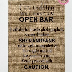 UNFRAMED Nuestra boda tendrá una barra abierta también será fuertemente fotografiada / Cartel de impresión Burlap 8x10 / Barra abierta rústica signo fotografiado