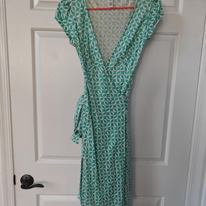Iconic DVF Wrap Dress Diane Von Furstenberg 100% Silk Mint/White Patterned Dress - Size 4