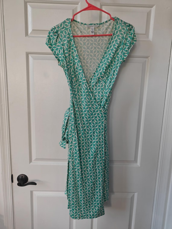 Iconic DVF Wrap Dress Diane Von Furstenberg 100% Silk Mint/white Patterned Dress - Size 4 - Etsy Iconic DVF Wrap Dress Diane Von Furstenberg 100% Silk Mint/white Patterned Dress - Size 4 - Etsy
